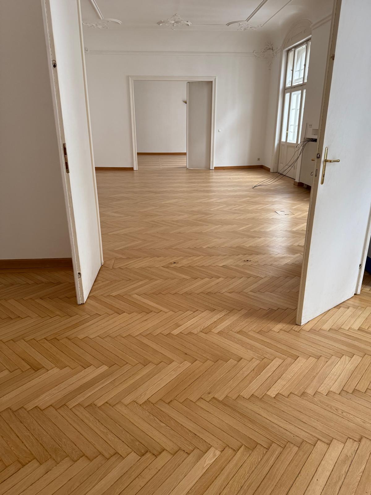 Elegantes Fischgrätparkett aus Eichenholz