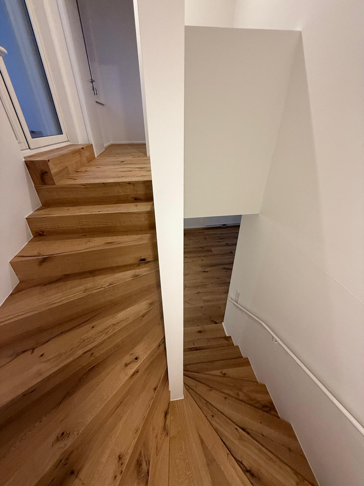 Massive Holzstufen auf Betontreppe verlegt